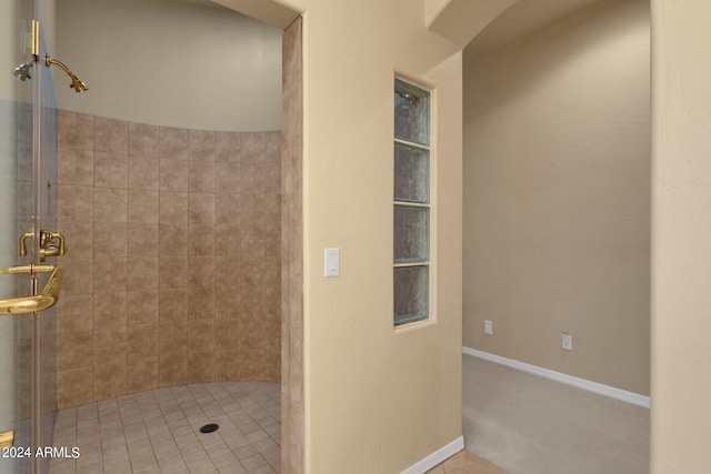 bathroom featuring a tile shower