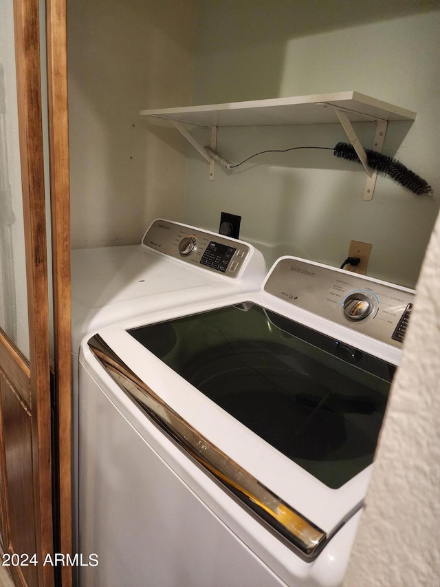 washroom featuring washing machine and clothes dryer