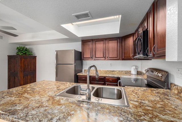 kitchen featuring a sink, ceiling fan, stainless steel appliances, and visible vents