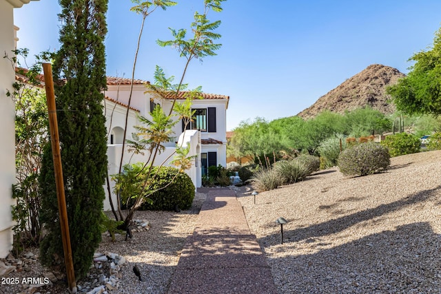 view of yard with a mountain view