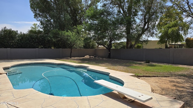 10232 N 86th St, Scottsdale, AZ 85258 - view of swimming pool featuring a fenced backyard, a diving board, and a patio