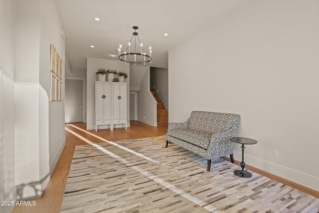 living area with baseboards, a chandelier, wood finished floors, and recessed lighting