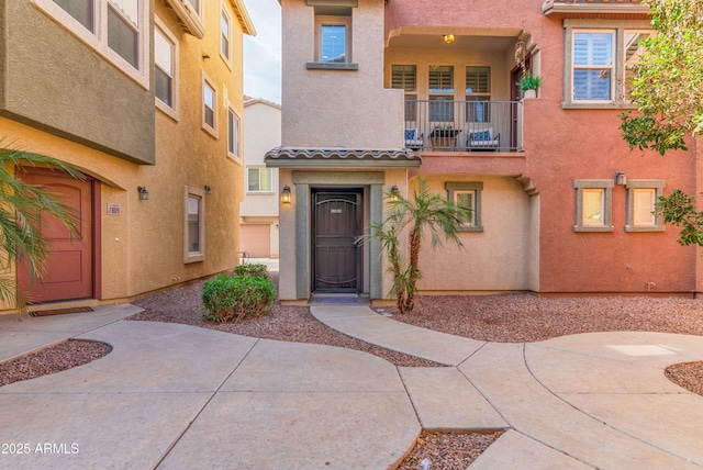 view of front of property featuring a balcony