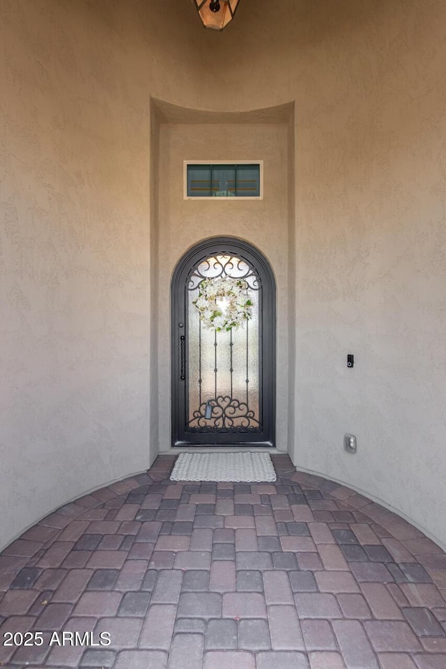 property entrance featuring stucco siding