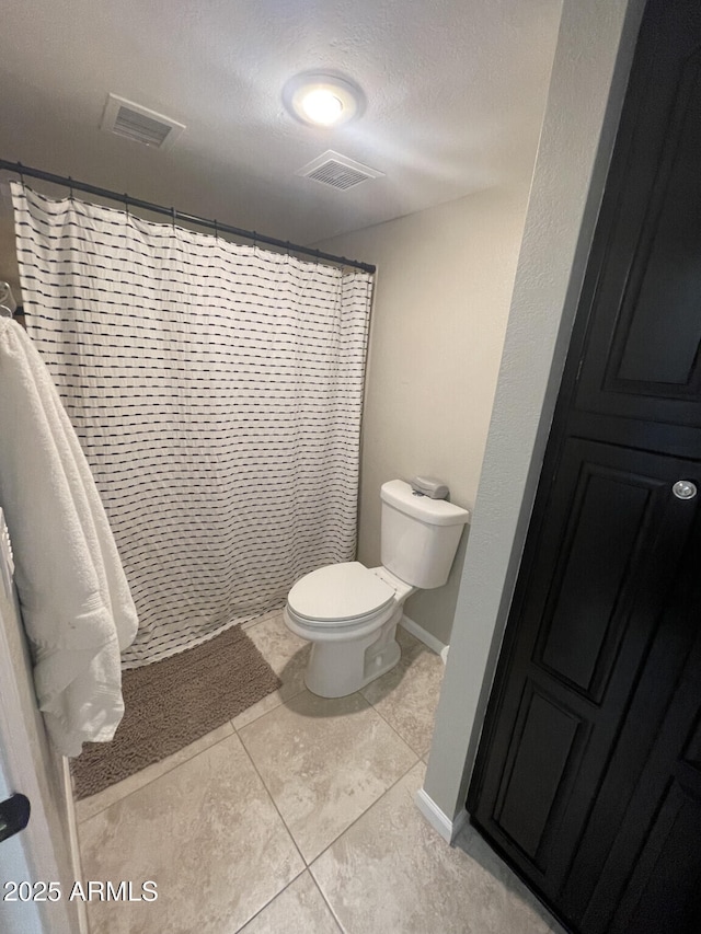 full bathroom with visible vents, a textured ceiling, toilet, and a shower with curtain