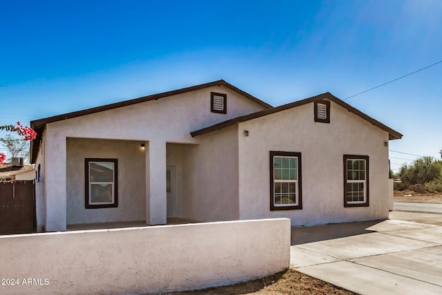 view of front of property featuring a patio