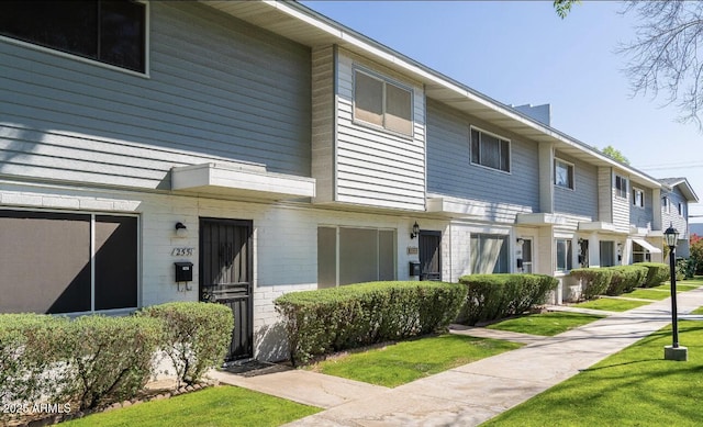 view of front of home featuring a front lawn