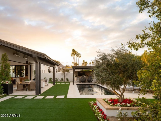 view of yard featuring outdoor dry bar, ceiling fan, a patio area, and fence