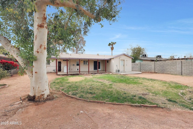 view of front facade featuring a front yard, fence, and a patio