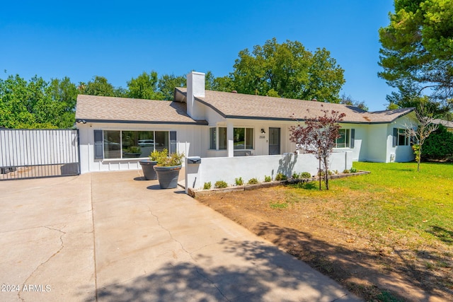 single story home with a front yard