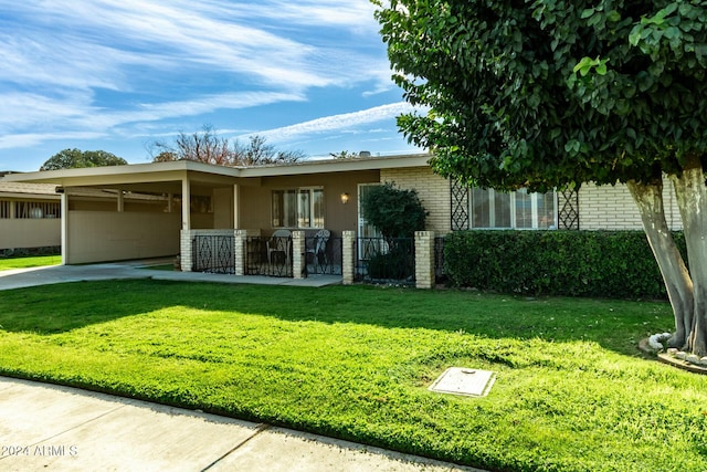 view of front of home featuring a carport and a front lawn