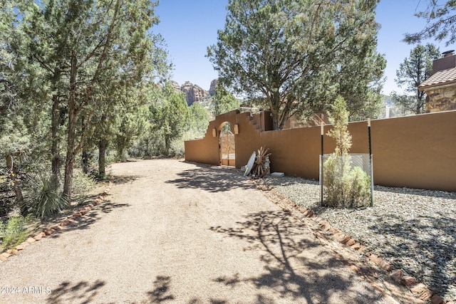 view of yard featuring gravel driveway