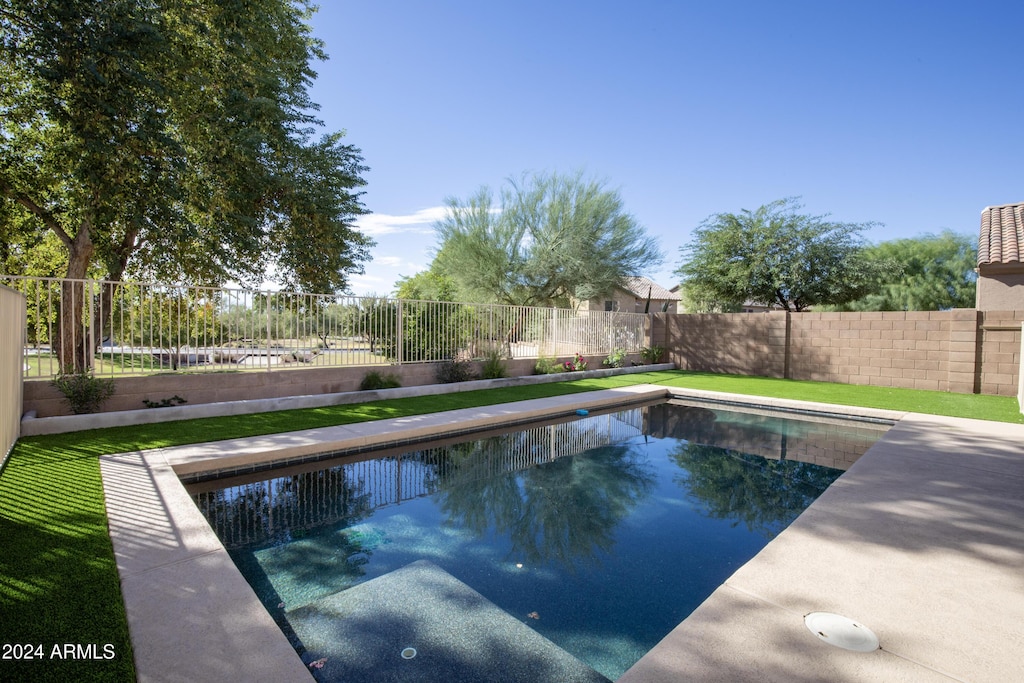 view of swimming pool