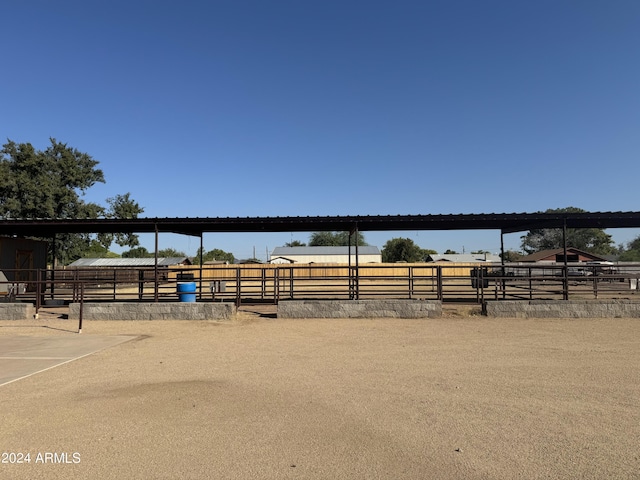 view of yard featuring an outdoor structure