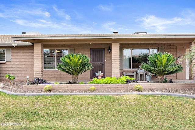 view of front of home featuring a front lawn