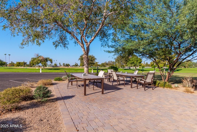 view of property's community featuring a lawn