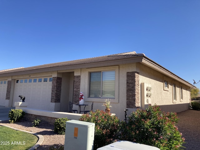 view of front facade featuring a garage