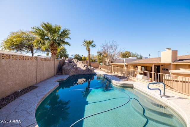 view of swimming pool