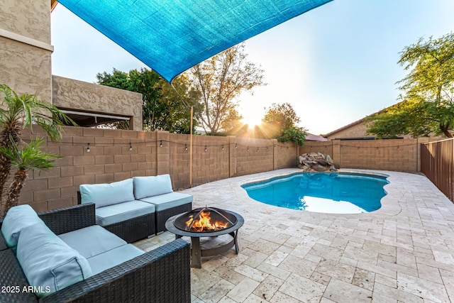 view of swimming pool featuring a patio area and an outdoor living space with a fire pit