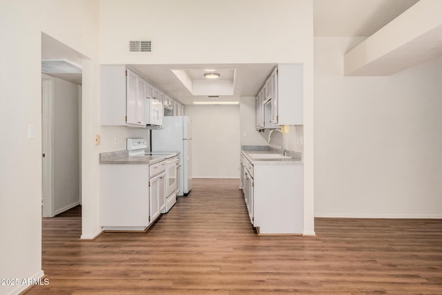 927 E Charleston Ave, Phoenix, AZ 85022 - kitchen featuring white appliances, a sink, light wood-style flooring, baseboards, and light countertops