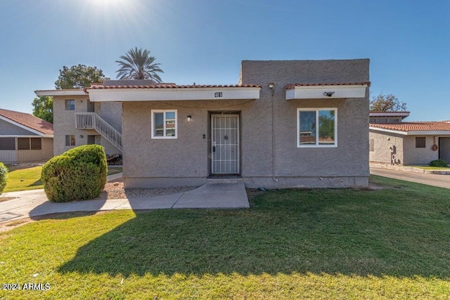 view of front of house featuring a front yard