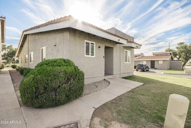 view of front of home featuring a front lawn