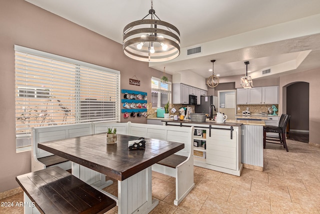 dining room featuring a tray ceiling and an inviting chandelier