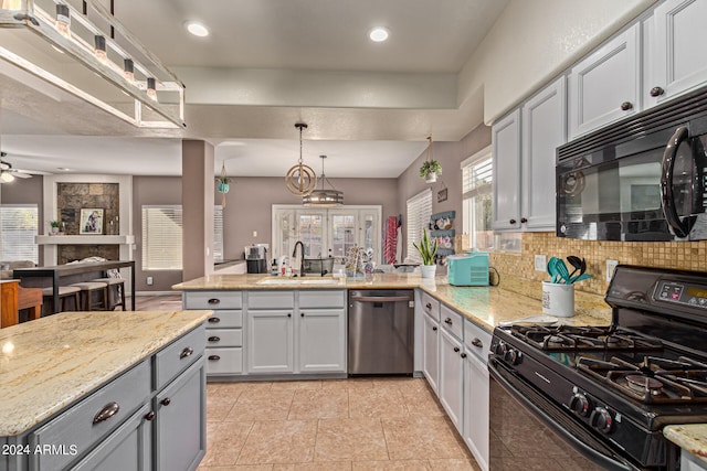 kitchen with backsplash, black appliances, kitchen peninsula, sink, and ceiling fan