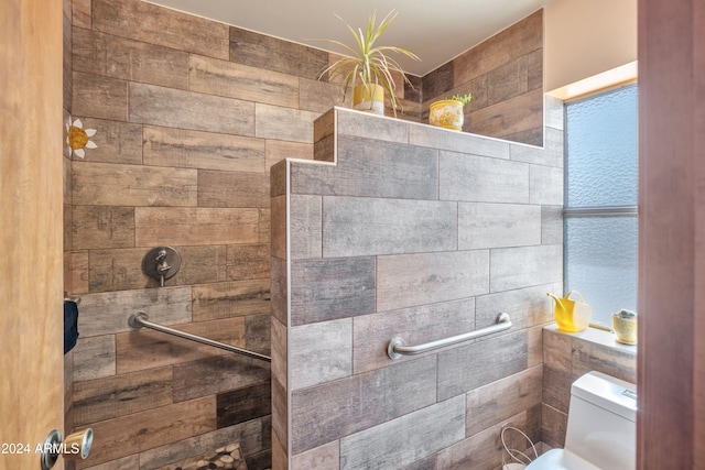 bathroom with toilet and tiled shower