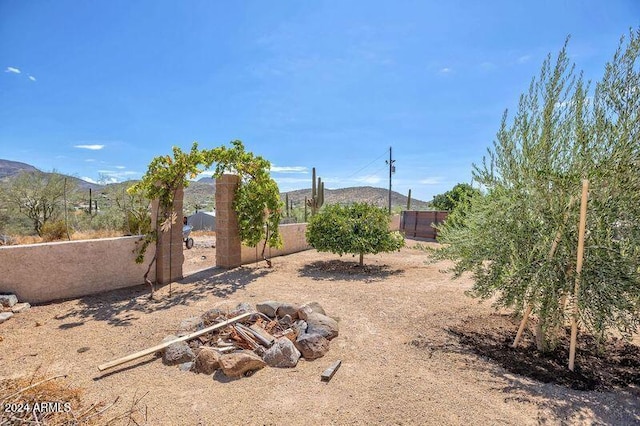 view of yard featuring a mountain view