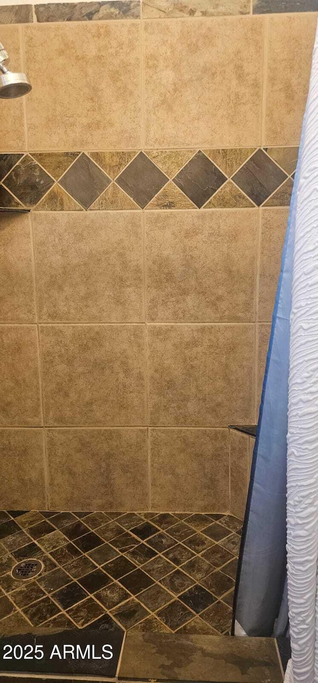 room details featuring a tile shower