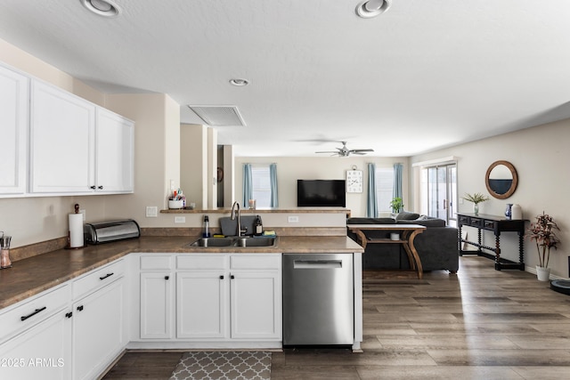 kitchen with visible vents, a sink, open floor plan, a peninsula, and stainless steel dishwasher