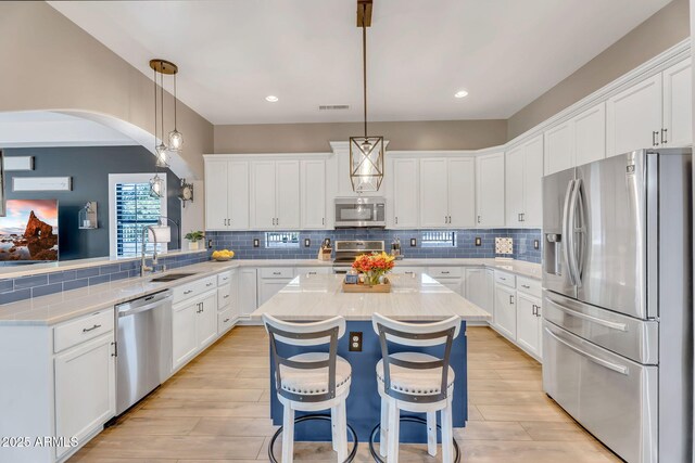 21266 S 213th Pl, Queen Creek, AZ 85142 - kitchen featuring stainless steel appliances, a sink, a center island, light wood-style floors, and recessed lighting