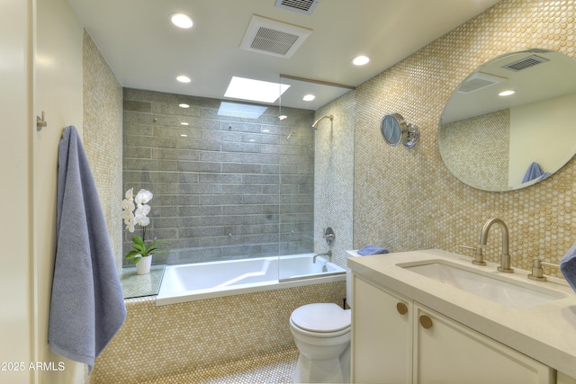 4411 N 40th St N Unit 37, Phoenix, AZ 85018 - bathroom featuring toilet, vanity, tile walls, recessed lighting, and tiled shower / bath