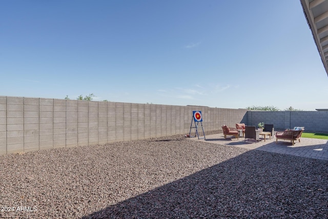 view of yard featuring an outdoor hangout area and a patio area