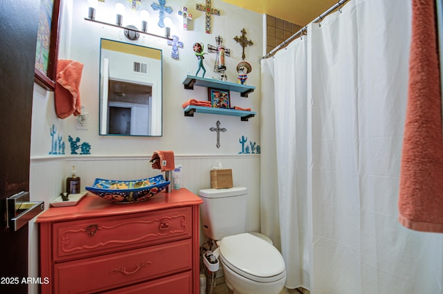 1340 E Townley Ave, Phoenix, AZ 85020 - full bathroom featuring a wainscoted wall, vanity, and curtained shower