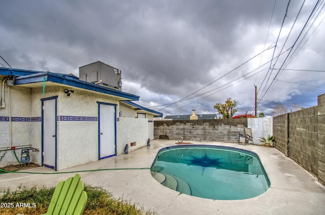 1340 E Townley Ave, Phoenix, AZ 85020 - view of swimming pool with a fenced backyard and a patio area