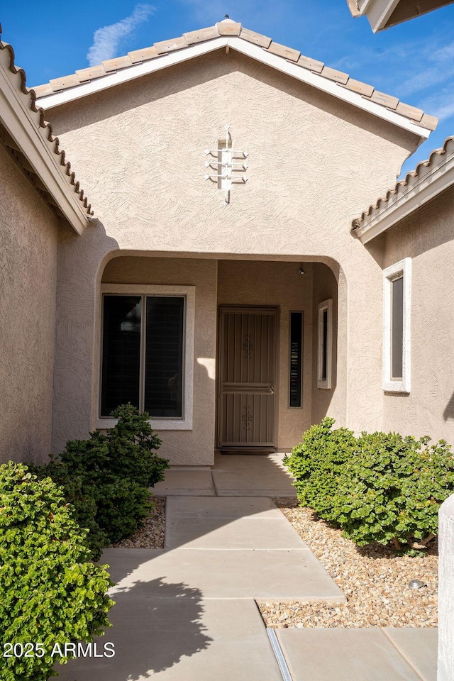 property entrance featuring a patio