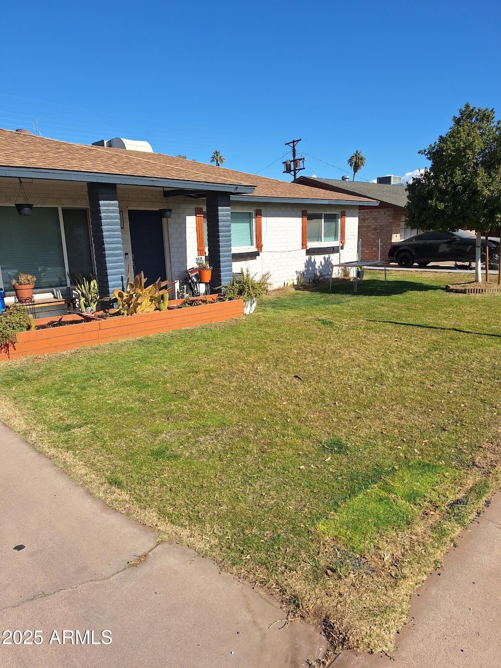 single story home with a front yard