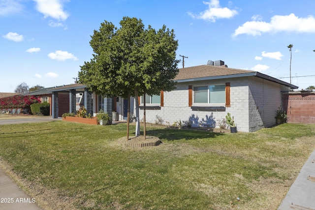 view of front facade featuring a front yard