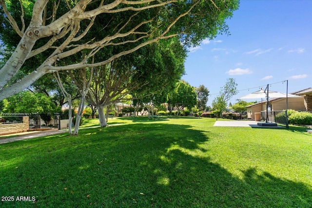 5200 S Lakeshore Dr Unit 120, Tempe, AZ 85283 - view of green lawn