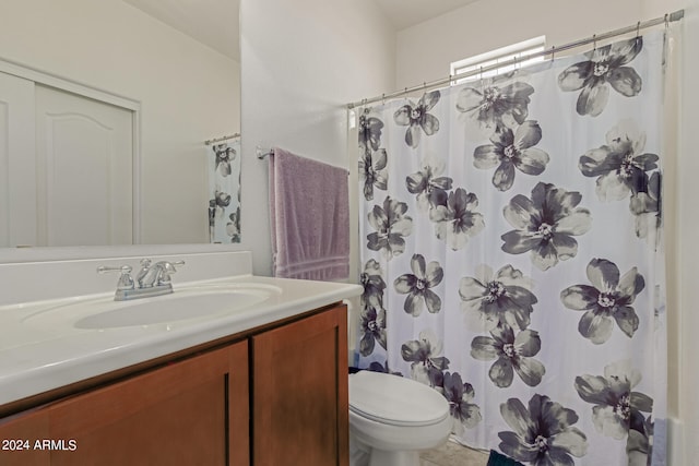 bathroom with a shower with curtain, vanity, and toilet