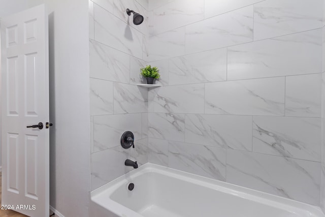 bathroom featuring tiled shower / bath