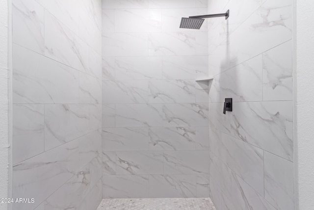 bathroom featuring a tile shower