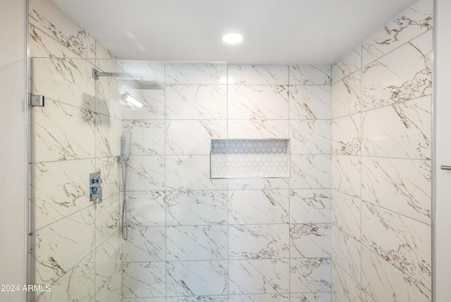 bathroom featuring a tile shower