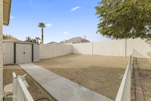 view of yard featuring a shed