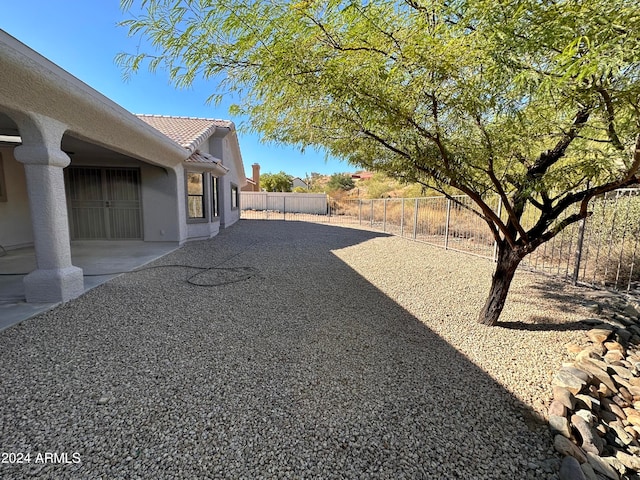 view of yard featuring a patio