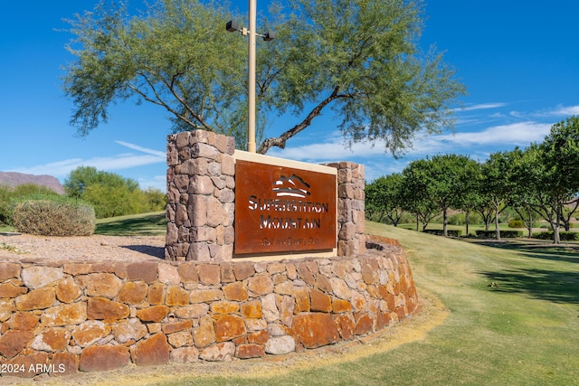 community / neighborhood sign featuring a yard