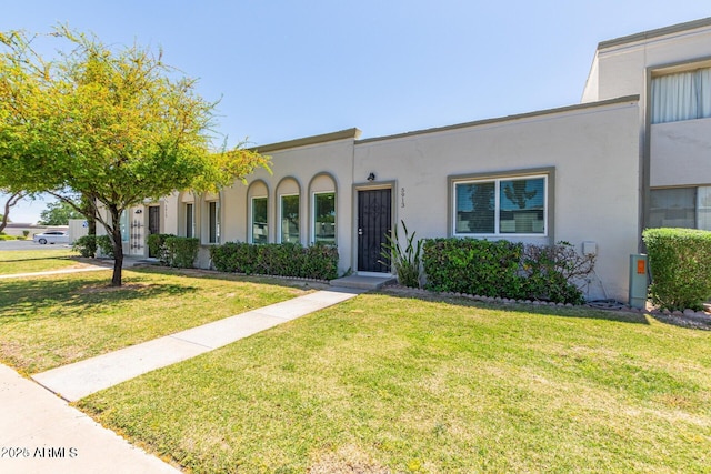 5913 E Thomas Rd, Scottsdale, AZ 85251 - view of front of property with stucco siding and a front lawn