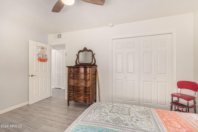 bedroom featuring light wood-type flooring, a closet, and ceiling fan